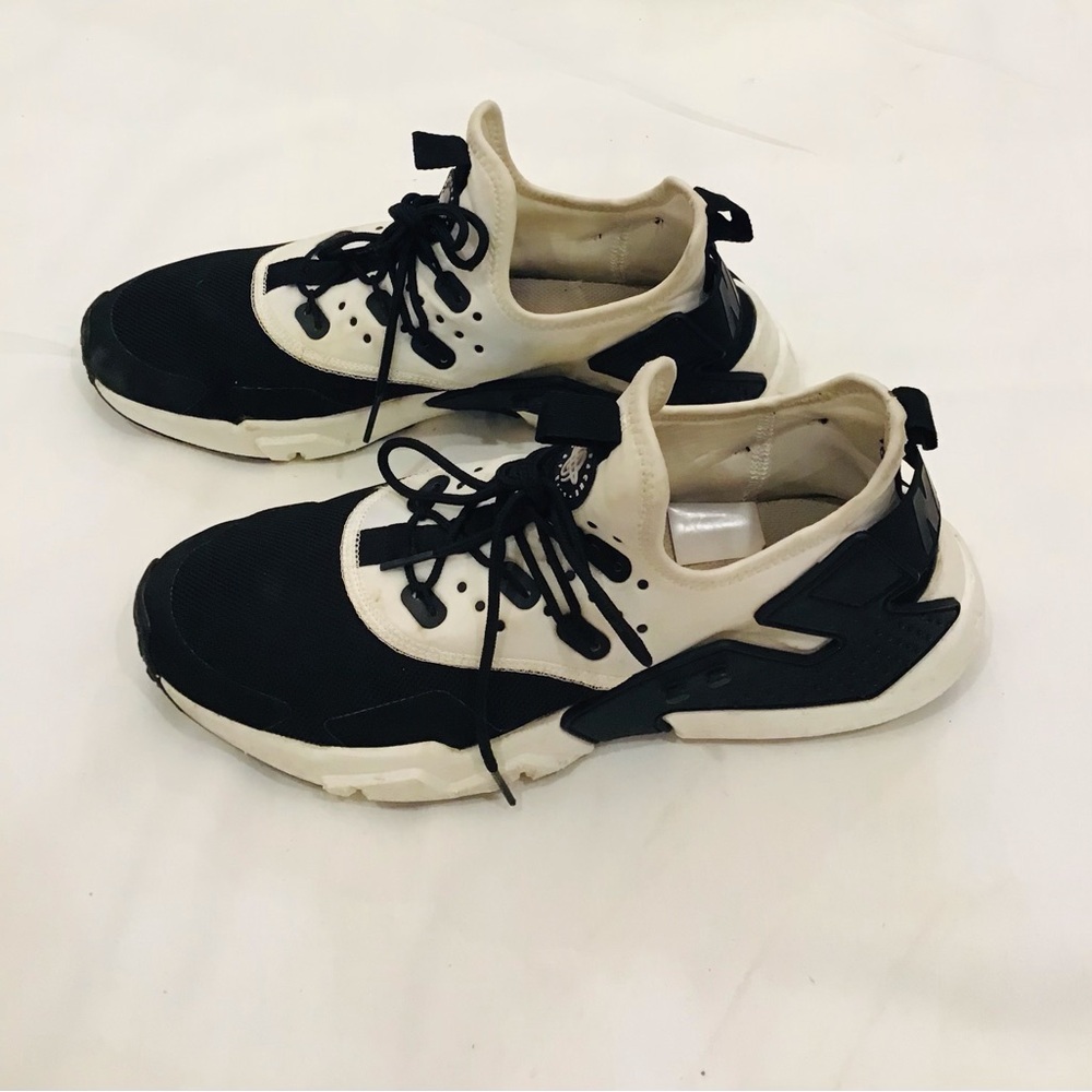 Nike Men’s Black and Cream Running Sneakers